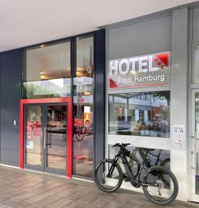 een fiets geparkeerd voor een hotelwinkel bij Hotel Stadt Hamburg am Fluss Saarbrücken in Saarbrücken
