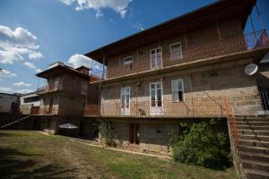 un vecchio edificio con balconi sul lato di HI Guimaraes - Pousada de Juventude a Guimarães