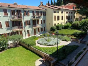 a garden with a bench in front of a building at Bed's Apartments in Soave
