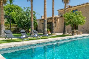 Villa con piscina y palmeras en S'Hort Des Capellà Verona en Selva