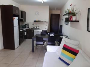 Imagen de la galería de Mythical Sands Resort Ilona Apartment for families, en Protaras