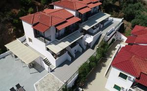 una vista aérea de una casa con techo rojo en Villa Teozenia, en Achladies