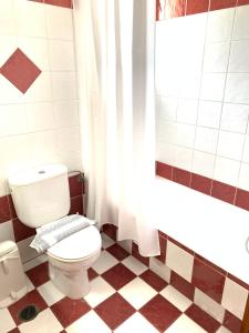 e bagno con servizi igienici bianchi e doccia. di Rodia Studios & Apartments a Paroikia