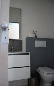 フェラーラにあるVilletta d'Esteのバスルーム(白い洗面台、トイレ付)