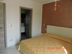 ポルトパーロにあるB&B Aquila Realeのベッドルーム1室(大型ベッド1台付)