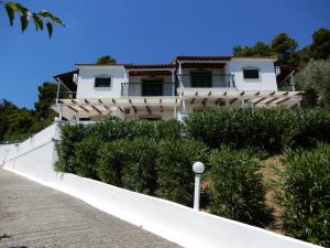 ein weißes Haus auf einer weißen Wand in der Unterkunft Villa Teozenia in Achladies