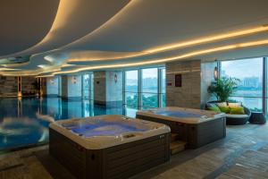 Bazén v ubytování Crowne Plaza Fuzhou Riverside by IHG nebo v jeho okolí