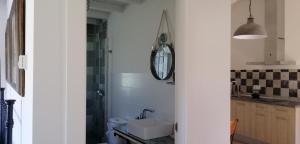 y baño con lavabo y espejo. en Curato-Don Santiago, en Trefacio