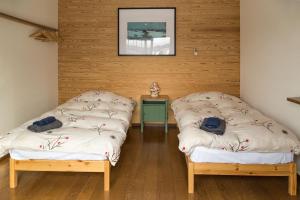 En eller flere senge i et værelse på Akari House Swiss Bakery
