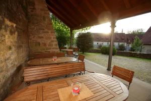 Patio nebo venkovní prostory v ubytování Kloster Schöntal