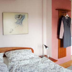 1 dormitorio con 1 cama y una pintura en la pared en Stadthaus Rothensande, en Schleswig