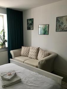 a living room with a couch and a bed at kameralny apartament II in Olsztyn