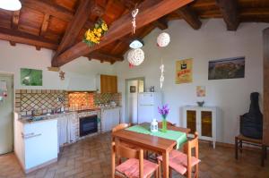 uma cozinha e sala de jantar com mesa e cadeiras em Il Girasole em Mazzano Romano