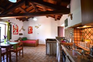 uma cozinha e sala de estar com uma mesa e um sofá em Il Girasole em Mazzano Romano