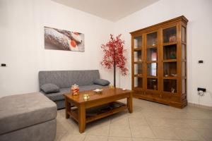 uma sala de estar com um sofá e uma mesa de centro em La casa di Nana’ locazione turistica em Palermo