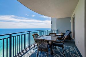 een balkon met een tafel en stoelen en de oceaan bij Sterling Breeze 2 in Panama City Beach