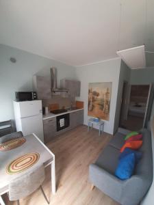 un soggiorno con un divano e un tavolo di riverview67 a Salionze