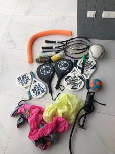 un groupe d'objets sur un sol carrelé dans l'établissement Infinity View Penthouse Apartment, à Arenales del Sol