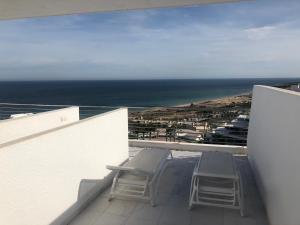 un balcon avec deux chaises et une vue sur l'océan dans l'établissement Infinity View Penthouse Apartment, à Arenales del Sol 47 autres photos