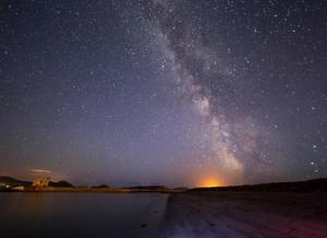 een sterrennacht met de melkachtige weg over een lichaam water bij Royal Valentia Hotel in Valentia Island