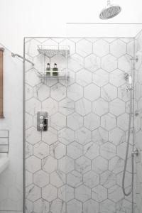 Phòng tắm tại Bellevue By The Bay - Luxury Beach Pad, Panoramic Sea Views +25 ảnh