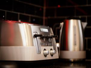 einen Toaster und eine Kaffeekanne auf der Theke in der Unterkunft Sycamore House in Leeds