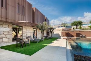 a courtyard with a table and chairs and a swimming pool at Quinta do Aido - WineTourism in Cinfães