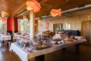 L'Aiguille Grive Chalets Hotel tesisinde bir restoran veya yemek mekanı