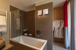 Koupelna v ubytování L'Aiguille Grive Chalets Hotel + 37 fotografií