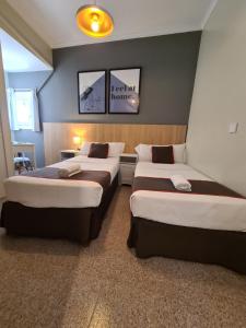 1 dormitorio con 3 camas en una habitación en CH Las Murallas, en Madrid