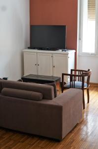 un soggiorno con divano e TV a schermo piatto di Apartment Auer_Belgrade a Belgrado
