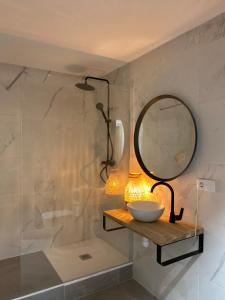 a bathroom with a mirror and a sink at Shanti Rooms in Valencia