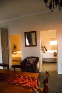 uma sala de estar com um sofá e um quarto em Donkieshoek Accommodation & Campsite, Calvinia em Calvinia