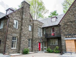 uma grande casa de tijolos com uma porta vermelha em The Manor on Front em Harrisburg