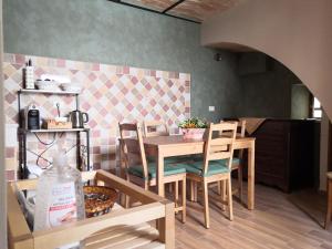a dining room with a table and chairs in a kitchen at Alla Piazza Vecchia in Scanno