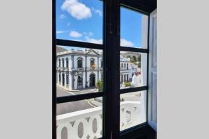 哈里亞的住宿－Casa El Billar，享有大楼景致的开放式窗户