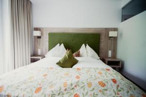 Łóżko lub łóżka w pokoju w obiekcie Hotel Aberseehof