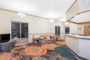 a large living room with a large rug at Relax Inn Greeneville in Greeneville