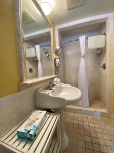 Ванна кімната в Monterey Bay Lodge