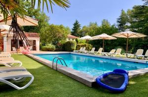 Bazén v ubytování Résidence Miro, gîtes climatisés avec piscine et tennis nebo v jeho okolí