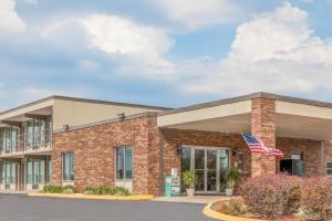 een kantoorgebouw met een Amerikaanse vlag vooraan bij Relax Inn Greeneville in Greeneville