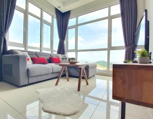ein Wohnzimmer mit einem Sofa und einem Tisch in der Unterkunft Kuala Lumpur Central Residences by BeeStay Management in Kuala Lumpur