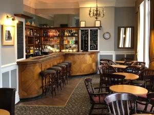 een bar met tafels en stoelen in een restaurant bij The White Lion Hotel in Wisbech +7 foto's