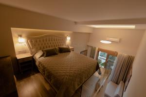 Un pat sau paturi într-o cameră la STORK Design Suites
