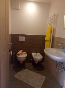 łazienka z toaletą i umywalką w obiekcie Gasthaus St. Valentin w mieście Chiusa