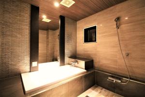 un bagno con lavandino e doccia di Hotel Riviera Sagamihara (Adult Only) a Sagamihara