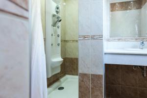 A bathroom at Vasso Apartments 3
