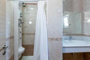 A bathroom at Vasso Apartments 3