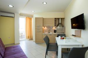 A television and/or entertainment centre at Vasso Apartments 3