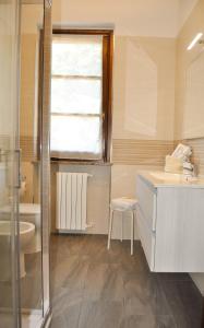 baño con lavabo y aseo y ventana en Monolocale - B&B Sarita's Rooms, en Certosa di Pavia